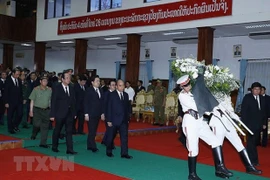 Le PM Nguyen Xuan Phuc assiste aux funérailles nationales de l'ancien Premier ministre lao