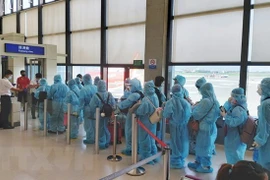 COVID-19 : rapatriement de plus de 230 Vietnamiens de Singapour