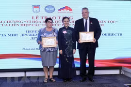 Des responsables russes à HCM-Ville honorés avec des insignes