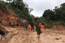 Quang Tri: trois soldats retrouvés morts, 19 disparus dans un glissement de terrain