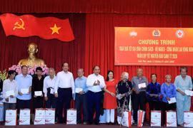 Le PM présente des cadeaux du Têt à des personnes démunies à Can Tho