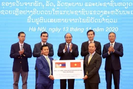 Remise symbolique de 1.000 tonnes de riz au Laos pour soutenir les sinistrés des intempéries