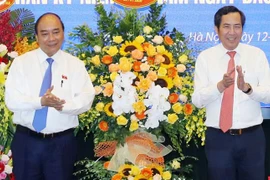 Le PM rend visite au journal “Nhan Dan”