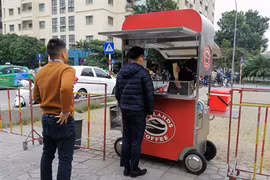 COVID-19 : Les chaînes de café au Vietnam développent la vente à emporter 