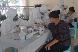 COVID-19 : tous les entrants au Vietnam doivent être testés trois fois
