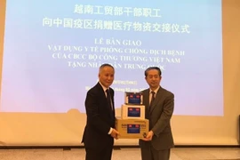Le Vietnam fait don d'appareils médicaux au peuple chinois