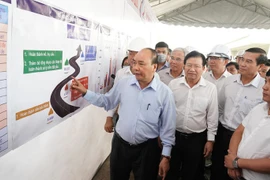 Le PM se rend sur le chantier de l’autoroute Trung Luong-My Thuân