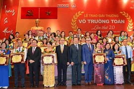 La Journée des enseignants vietnamiens fêtée en grande pompe 