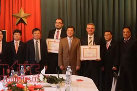 Le Vietnam met à l’honneur deux hommes politiques tchèques 