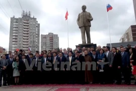 Inauguration de la statue du Président Ho Chi Minh dans la ville d'Oulianov en Russie 
