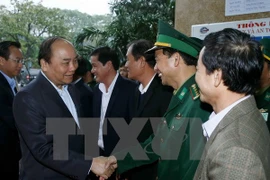 Le PM au port de Da Nang et au Centre de sauvetage de la 2e zone maritime