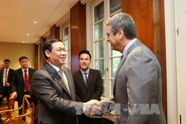 Le vice-PM Vuong Dinh Hue travaille avec des dirigeants de l’OMC