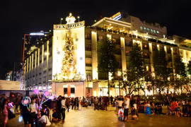 La magie de Noël a envahi les rues du Vietnam
