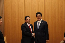 Le PM japonais Shinzo Abe reçoit des communistes vietnamiens