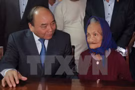Nguyen Xuan Phuc s'est rendu auprès de familles bénéficiaires des politiques sociales