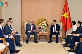  Le vice-PM Trinh Dinh Dung reçoit les ambassadeurs russe et irlandais