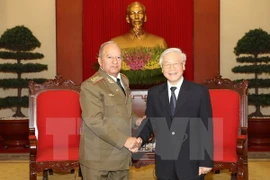 Des dirigeants reçoivent le ministre cubain des Forces armées