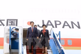 Le PM japonais achève sa visite officielle au Vietnam