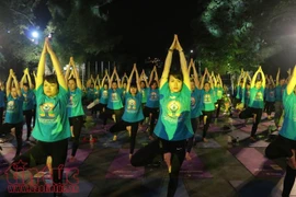 Hanoï: un millier de personnes participent à une représentation de Yoga 