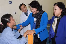 Nguyen Thi Kim Ngan visite l’hôpital national de cancérologie