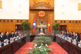 Le Premier ministre Nguyen Xuan Phuc reçoit un vice-Premier ministre laotien