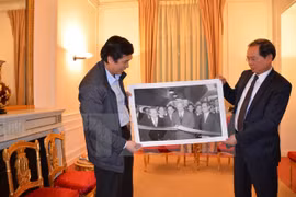 Remise de photos sur le siège de l’ambassade du Vietnam en France 
