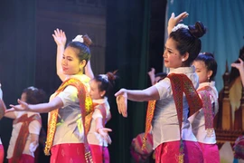 Festival de musique folklorique et défilé de mode pour célébrer les liens Vietnam-Laos