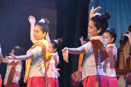 Festival de musique folklorique et défilé de mode pour célébrer les liens Vietnam-Laos