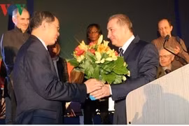 Remise de l’Insigne de la ville française de Choisy-le-Roi à l’ambassadeur vietnamien