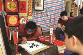 Estampes populaires et calligraphies, chef-d’œuvres de décoration du Têt
