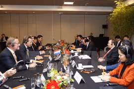 Le PM Nguyên Xuân Phuc rencontre des géants économiques néerlandais