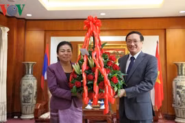 Des dirigeants laotiens félicitent le Vietnam pour la Fête nationale 