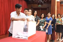 La communauté vietnamienne au Laos en aide aux sinistrés des crues