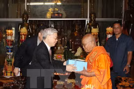 Le secrétaire général du PCV rencontre les bonzes supérieurs Tep Vong et Bukri du Cambodge 