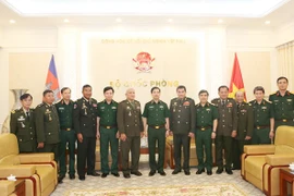 Visite de travail des officiers de défense cambodgiens à Hanoi