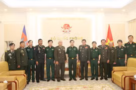 Visite de travail des officiers de défense cambodgiens à Hanoi