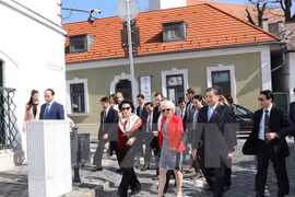 La présidente de l'Assemblée nationale visite la ville hongroise de Szentendre