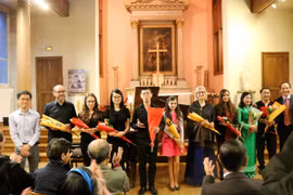 Un concert spécial pour collecter des aides pour les étudiants vietnamiens méritants