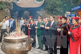 Le président Tran Dai Quang offre de l'encens aux rois fondateurs Hung 