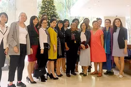 Le journal Sai Gon Giai Phong reçoit une délégation d'Américaines