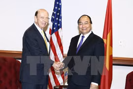 Le PM Nguyên Xuân Phuc rencontre le secrétaire américain au Commerce Wilbur Ross