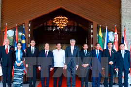 Le PM Nguyen Xuan Phuc termine sa participation au 30e Sommet de l'ASEAN aux Philippines 