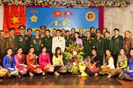 Rencontre entre des volontaires et experts militaires vietnamiens en mission au Laos