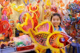 Ho Chi Minh-Ville : la rue des lanternes avant la Fête de la mi-automne