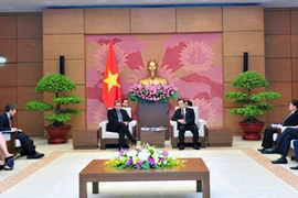 Le vice-président de l’AN Phung Quôc Hiên reçoit le vice-président du groupe Exxon Mobile
