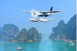 Contempler les baies de Ha Long et de Bai Tu Long depuis un hydravion