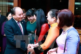 Le PM Nguyen Xuan Phuc se rend à l'ambassade du Vietnam aux Philippines