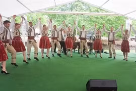 L’ensemble folklorique roumain Doina Oltului se produira au Vietnam