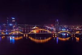 Cinq villes sont éclairées pour marquer le 50e anniversaire de l'ASEAN