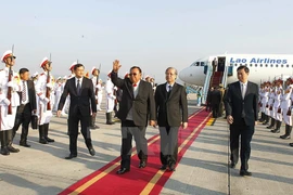 Bounnhang Vorachith est arrivé à Hanoï, entamant sa visite officielle d'amitié au Vietnam